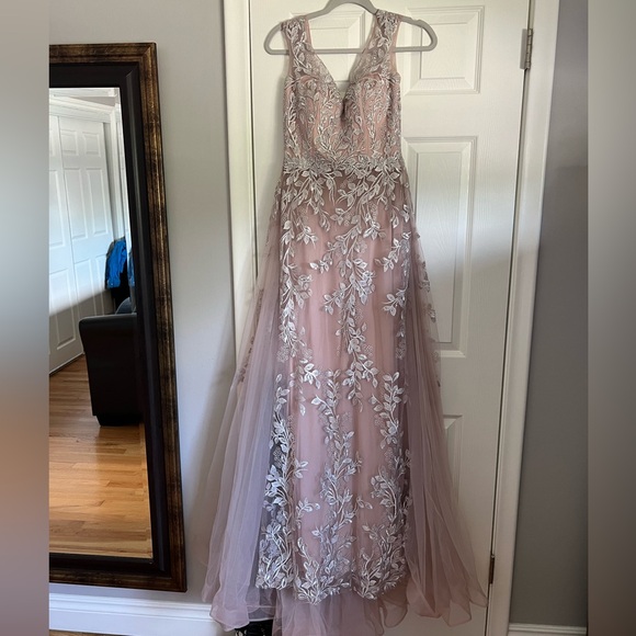 Beautiful elegant dress for any event - Picture 2 of 4